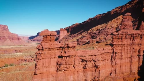 Luftaufnahme der zerklüfteten Landschaft in der Nähe von Moad Utah
