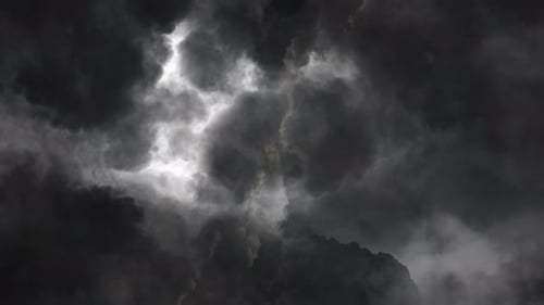 4k dunkle Cumulonimbuswolken mit Gewittern