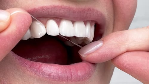 Closeup Woman Flossing perfekte weiße Zähne mit Zahnseide Zahnpflege Hygiene Zahnreinigung Routine und