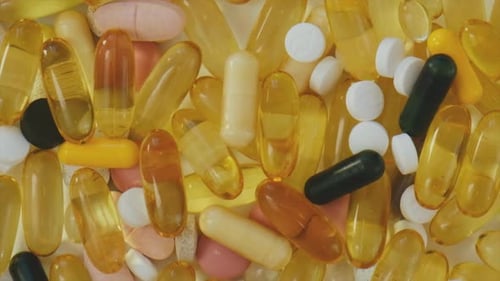 Pastillas, vitaminas y suplementos sobre la mesa