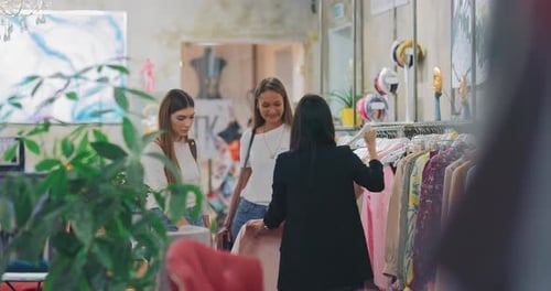 Cabides com roupas em uma boutique de moda