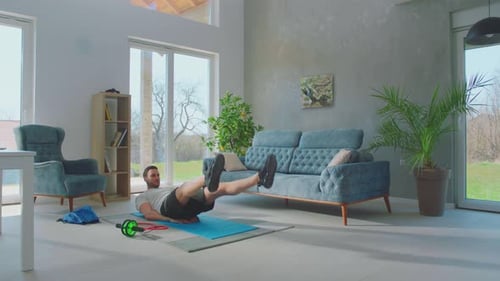 Mann macht Beinübungen zu Hause