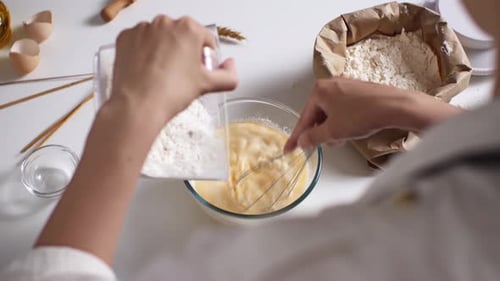 Gastgeberin kocht Mama, kocht flüssigen Teig für Krapfen, Pfannkuchen, köstliches Frühstück