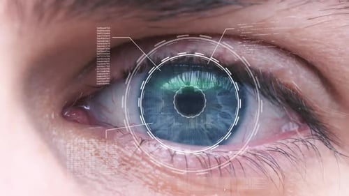 Nahaufnahme Frauenauge mit Hud-Schnittstelle Makro blaue futuristische Codezeilen. Konzept der KI, Hi-Tech-Ho