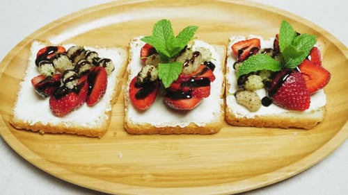 Drei Sandwiches mit Erdbeeren, Frischkäse