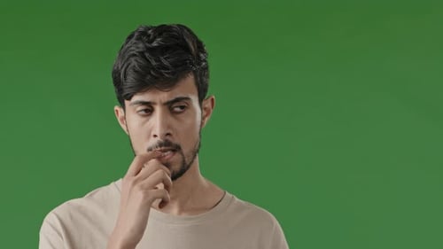 Porträt eines nervösen ernsten hispanischen jungen Mannes, der sich gestresst und besorgt fühlt, verzweifelt
