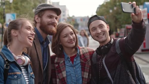 Freunde machen Selfie auf Spaziergang