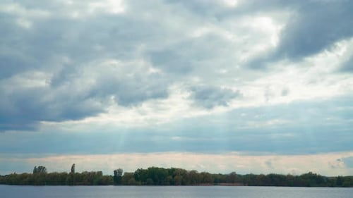 Sonnenstrahlen In den Wolken