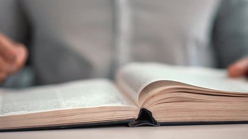 Nahaufnahme Männliche Hand Drehen Papier Textseite Vintage Buch Publikation Lesen Literatur am Schreibtisch