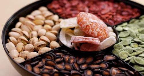 Bandeja de aperitivos china tradicional para el año nuevo lunar