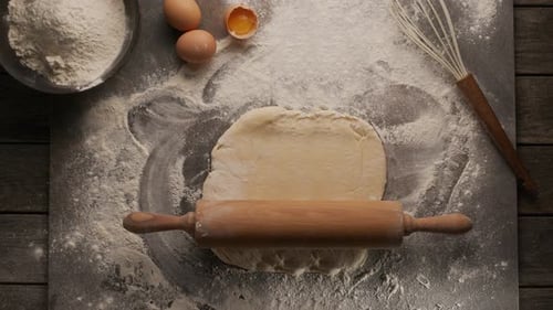 Magisches Konzept — ein Nudelholz selbst rollt den Teig aus.