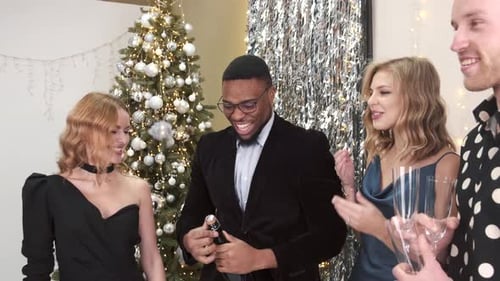 Grupo de amigos comemorando a festa de ano novo juntos