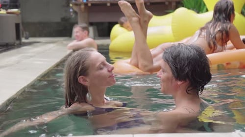 Pareja tatuada en piscina