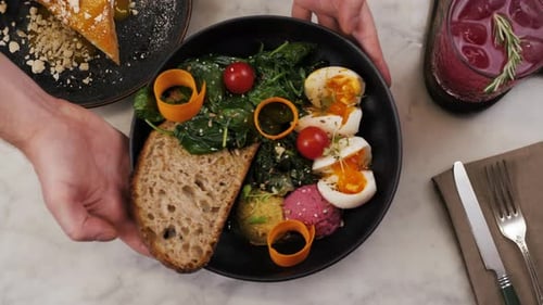 Juego de muchos platos para desayuno tipo brunch con sabrosa comida vegetariana y cóctel