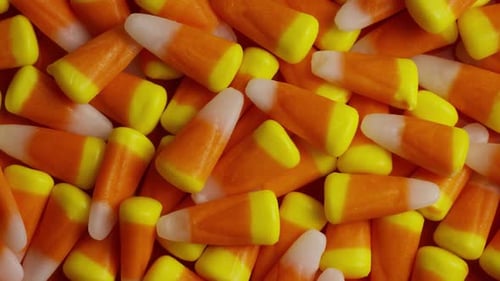 Rotierende Aufnahme von Halloween Candy Corn - CANDY CORN