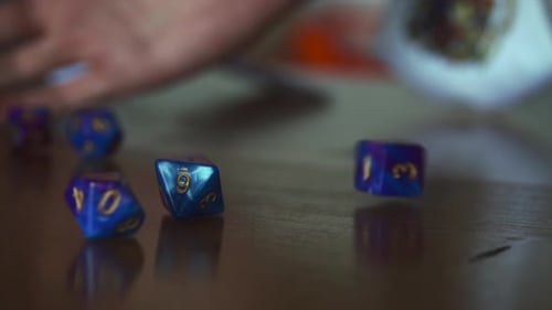 Würfelspiel von Dungeons And Dragons in Zeitlupe