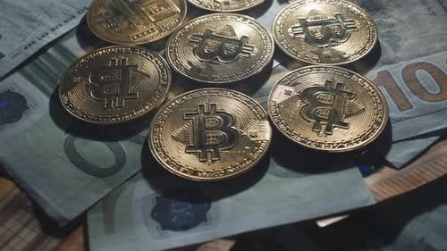 Moneda Bitcoin BTC que gira en billetes de 100 y 50 euros, 100 dólares. Ciberespacio y cripta de monedas digitales