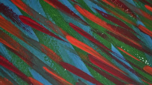 Beaucoup de lignes de couleurs différentes peintes de peinture brillante sur toile en gros plan