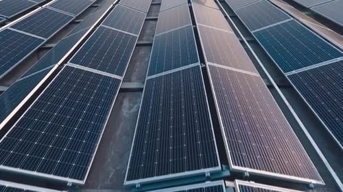 Blaue Solarmodule für erneuerbare Energien