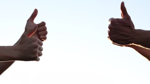viele Hände gestikulieren Daumen. Teamwork-Konzept. Menschenmenge viele Hände Daumen hoch Hände hoch Hände hoch Hände ausdrücken
