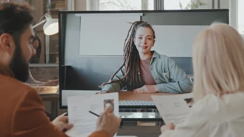 Manager sprechen bei Videoanruf mit Bewerbern