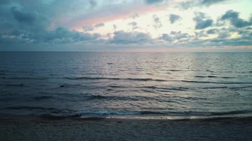 Bunter Sonnenuntergang an der Ostsee, Lettland, Saulkrasti.Aerial Dron 4K Video