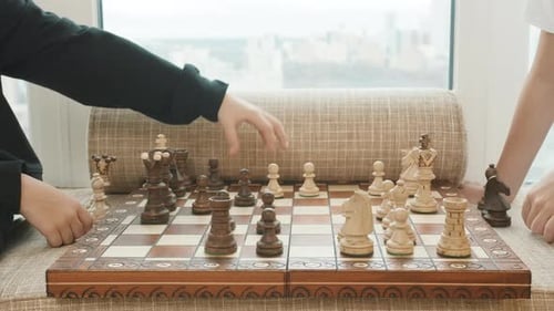 Nahaufnahme von Händen beim Schachspielen