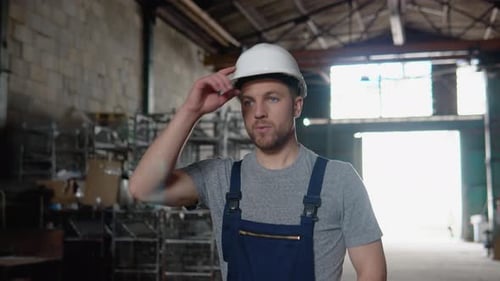 Professioneller Arbeiter geht durch die Lagerfabrik des Logistikzentrums