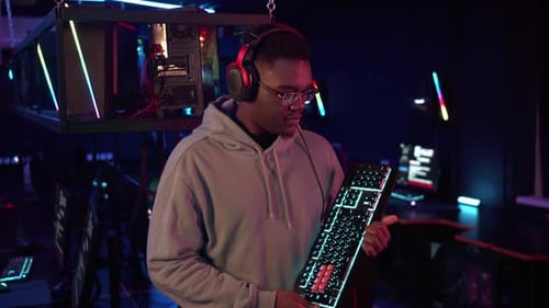 Antes do torneio de jogos online na sala de computadores, um jogador afro-americano recebeu um novo