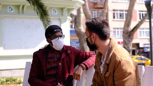 Maske mit zwei Freunden sprechen