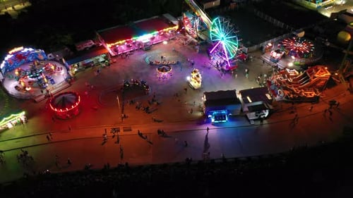 Vista aérea a un parque de atracciones por la noche