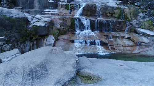 Deslizamiento acuático sobre rocas