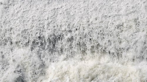 Wildwasser, starker Wasserfallstrom