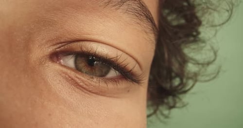 Olhos verdes em um fundo verde