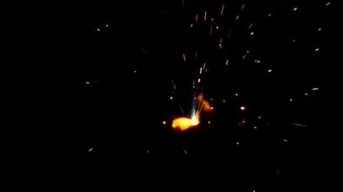 Spritzende Metalltröpfchen durch Schweißen