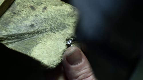Nahaufnahme des Polieren des Eherings durch einen kaicasischen Juwelier, isoliertes Filmmaterial