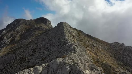 Vista aérea de las nubes en lo alto de las montañas