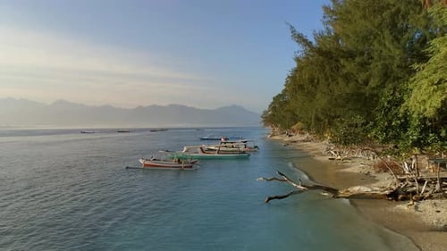 Malerischer Strand mit Angel- und Ausflugsbooten am Ufer vor Anker