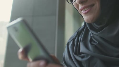 Femme musulmane lisant le message de son petit ami au téléphone, Se familiariser avec le site de rencontre