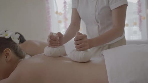 Schöne junge Frauenmassage Multiethnische Frauen entspannen sich im Spa-Center mit einer Therapie.