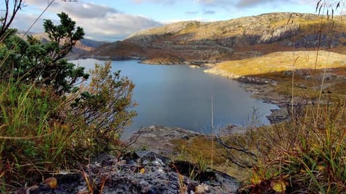 Ruisseau s'écoulant doucement dans un barrage artificiel - Stream près de la caméra avec le réservoir d'eau Grondalsvatnet