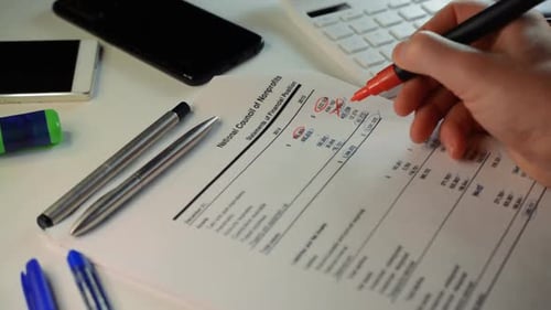 Le comptable vérifiera les bénéfices et les impôts