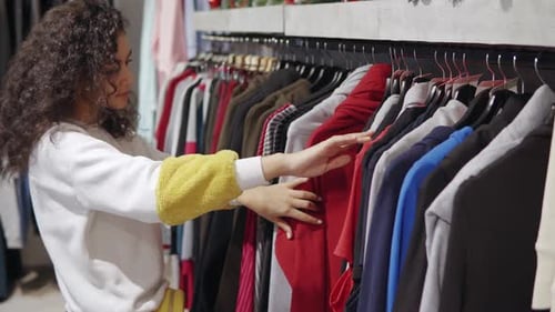 Fille branchée shopping dans le centre commercial seul