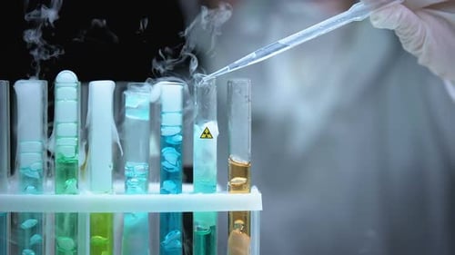 Employé de laboratoire versant du liquide dans un tube à essai avec un symbole de rayonnement ionique, recherche