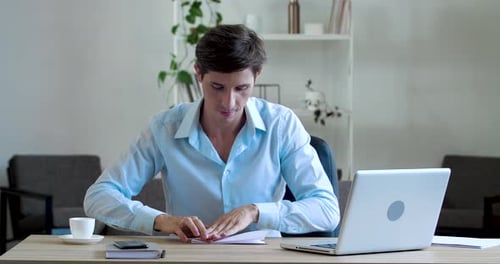 Lazy Carefree Büroangestellter Geschäftsmann Manager sitzt zu Hause am Tisch im Zimmer, macht Flugzeug raus