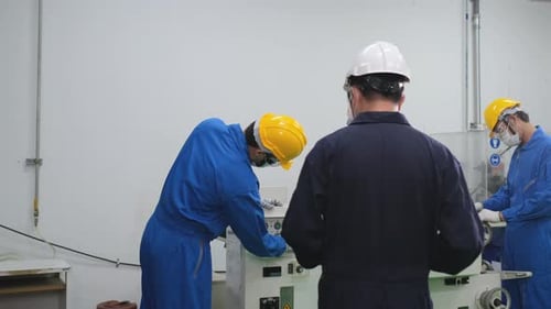 El jefe de la fábrica, el trabajador o el gerente vienen a unirse al lugar de trabajo para inspeccionar y resolver algún problema