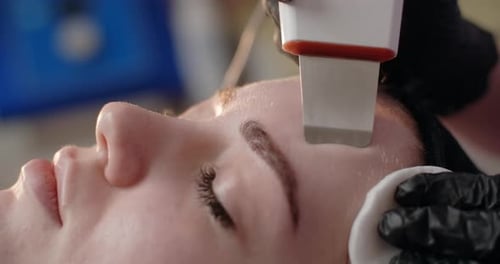 Maschine Kosmetologie Verfahren Ultraschall-Peeling für das Gesicht der Frau Hautverjüngung und