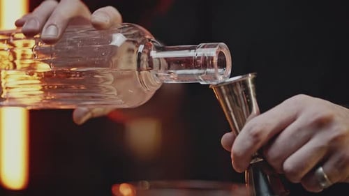 Bartender Measure Out Líquido transparente para cóctel con medidor