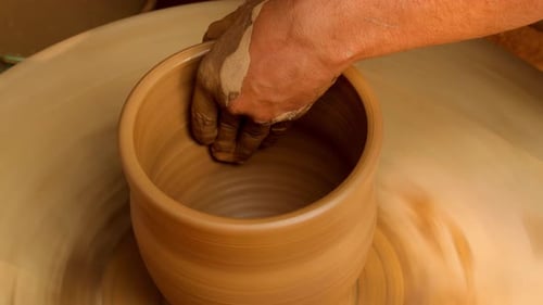 Potter at Work fabrique des plats en céramique