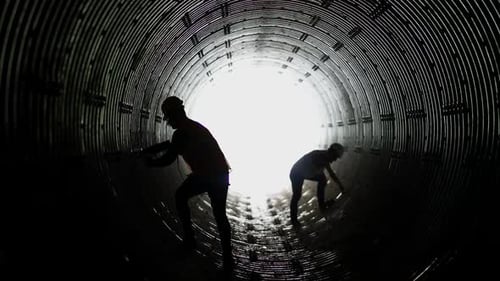 Arbeiter in Wasserleitungen